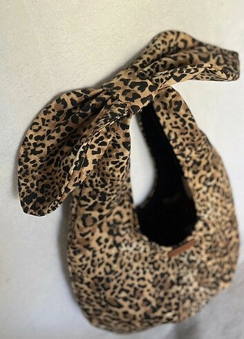  Beden Fiyonklu leopar midi boy çanta. Astarlı iç astar cepli .Çıtçıtlı