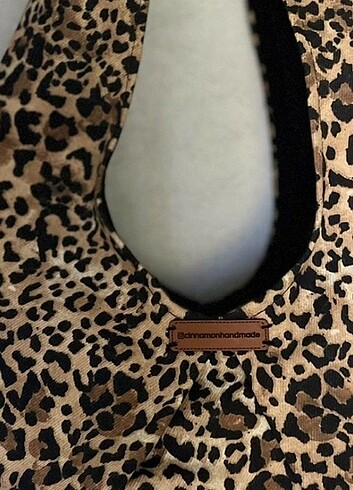  Beden çeşitli Renk Fiyonklu leopar midi boy çanta. Astarlı iç astar cepli .Çıtçıtlı