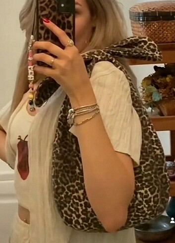 Leopar desen fiyonklu midi boy çanta. Fiyonklu 1 adet.1 adet de 
