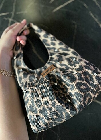  Beden Leopar desen taşlı xxs mini el çantası .Astarlı, çıtçıtlı 