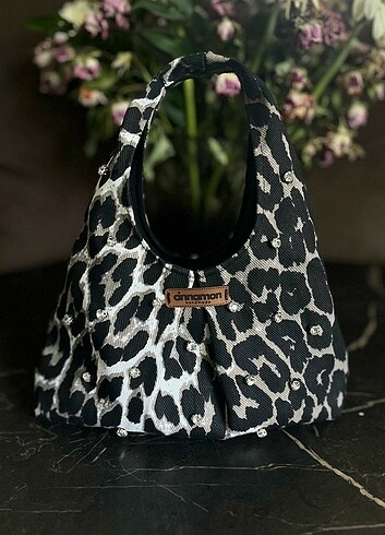 Leopar desen taşlı xxs mini el çantası .Astarlı, çıtçıtlı. 