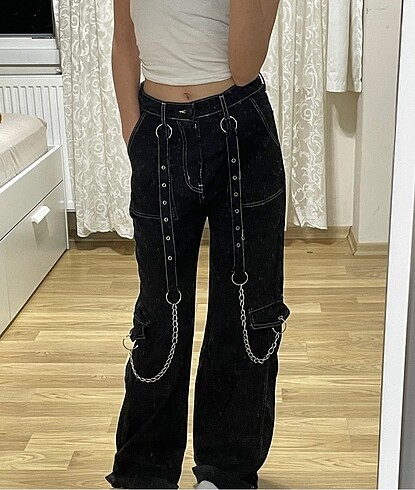Siyah beyaz dikişli zincirli pant