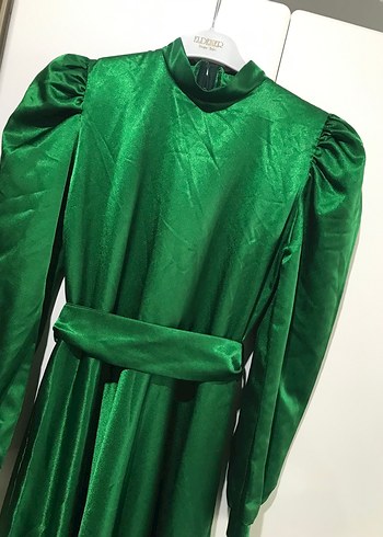 Uzun Kollu, Yüksek Yakalı Yeşil Saten Elbise - Görsel 6