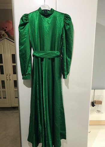 Uzun Kollu, Yüksek Yakalı Yeşil Saten Elbise - Görsel 4