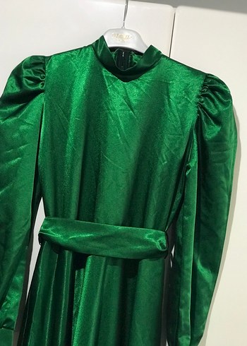 Uzun Kollu, Yüksek Yakalı Yeşil Saten Elbise - Görsel 3