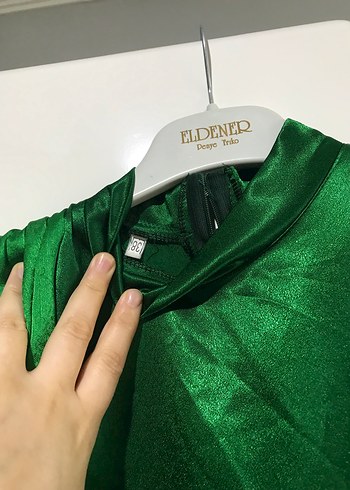 Uzun Kollu, Yüksek Yakalı Yeşil Saten Elbise - Görsel 8