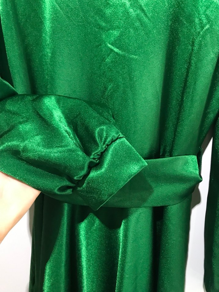 Uzun Kollu, Yüksek Yakalı Yeşil Saten Elbise - Görsel 5
