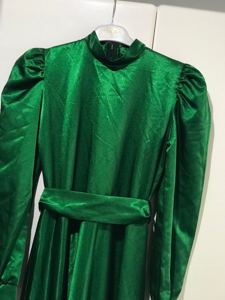 Uzun Kollu, Yüksek Yakalı Yeşil Saten Elbise - Görsel 3