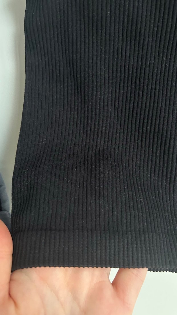 Siyah Kolsuz Yüksek Yakalı Crop Top - Görsel 3