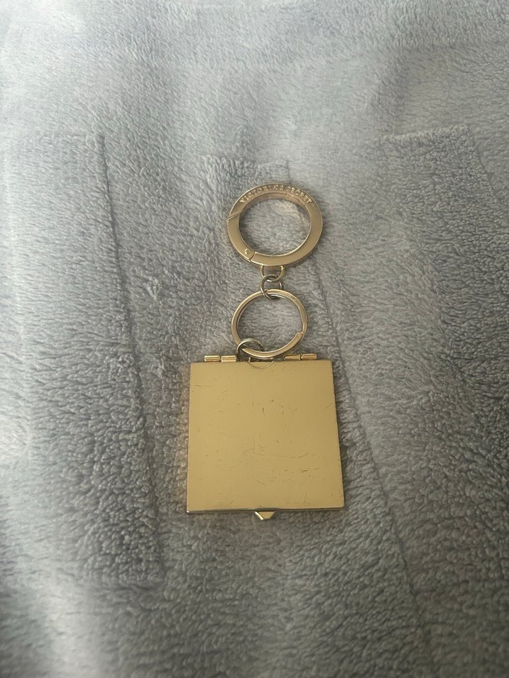 Victoria's Secret Altın Renkli Zincirli Anahtarlık - Görsel 2