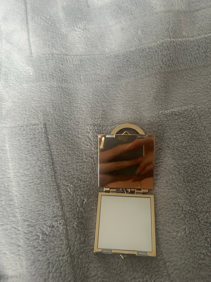 Victoria's Secret Altın Renkli Zincirli Anahtarlık - Görsel 3