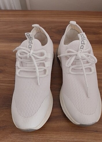 38 Beden beyaz Renk Adidas fileli 38 numara spor ayakkabı 2 kez giyilmistir