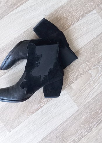 Yılan Desenli Siyah Deri Stiletto Bot - Görsel 2