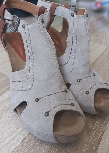 Gri Süet Tokalı Dolgu Topuklu Kadın Ayakkabı - Görsel 5