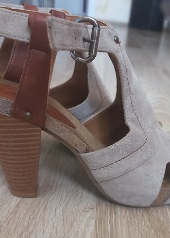 Gri Süet Tokalı Dolgu Topuklu Kadın Ayakkabı - Görsel 6