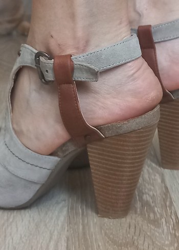 Gri Süet Tokalı Dolgu Topuklu Kadın Ayakkabı - Görsel 9