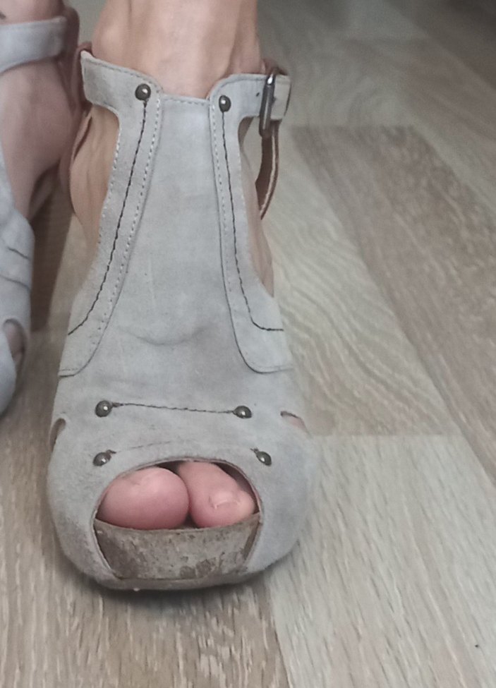 Gri Süet Tokalı Dolgu Topuklu Kadın Ayakkabı - Görsel 3