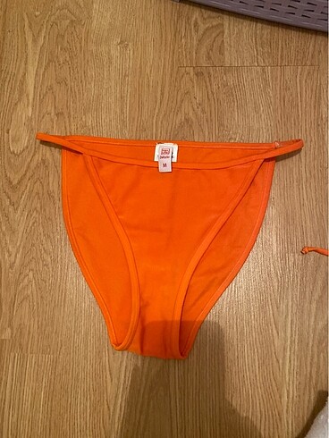 Turuncu bikini altı