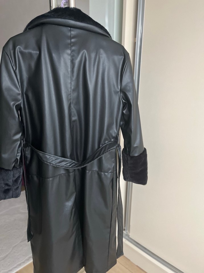 Siyah Uzun Deri Kadın Kaban Kürk Detaylı - Görsel 2