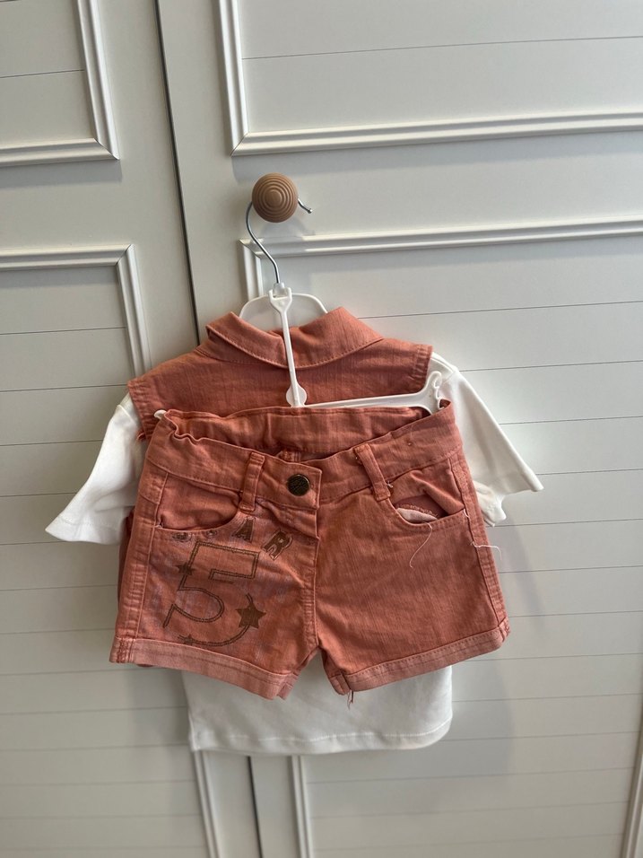 Kız Çocuk Düğmeli Kolsuz Pamuk Yelekli şortlu takım - Görsel 2