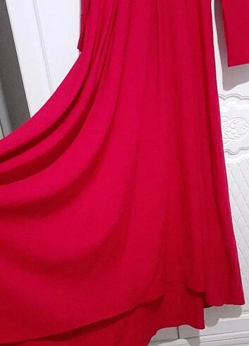 Kırmızı arkası uzun boydan elbise