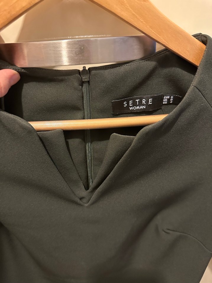 V Yakalı Siyah Ofis Elbisesi - Görsel 2