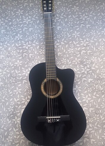 Kulanilmamis gitar 