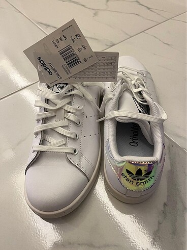 Stan smith etiketli