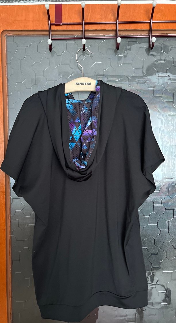 Kadın Siyah Kapüşonlu Kısa Kollu Tişört Orjinal - Görsel 2