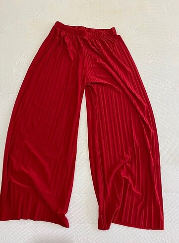Kırmızı bol pantolon