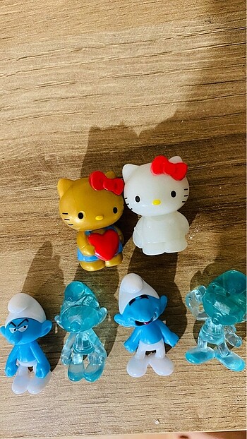  şirin ve hello kitte
