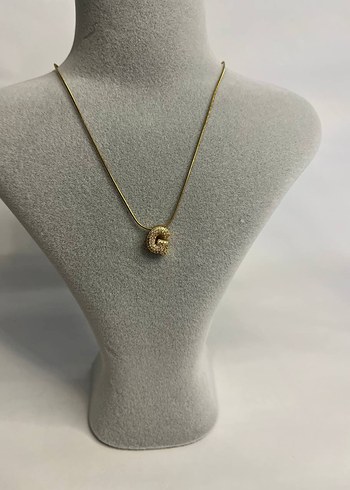 Altın Renkli Mini Boncuklu G Harfli Kolye