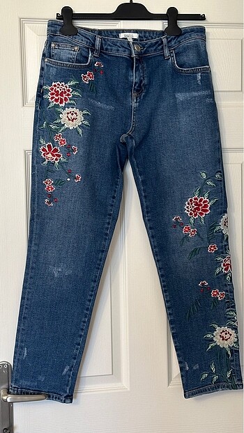 İŞLEMELİ JEANS