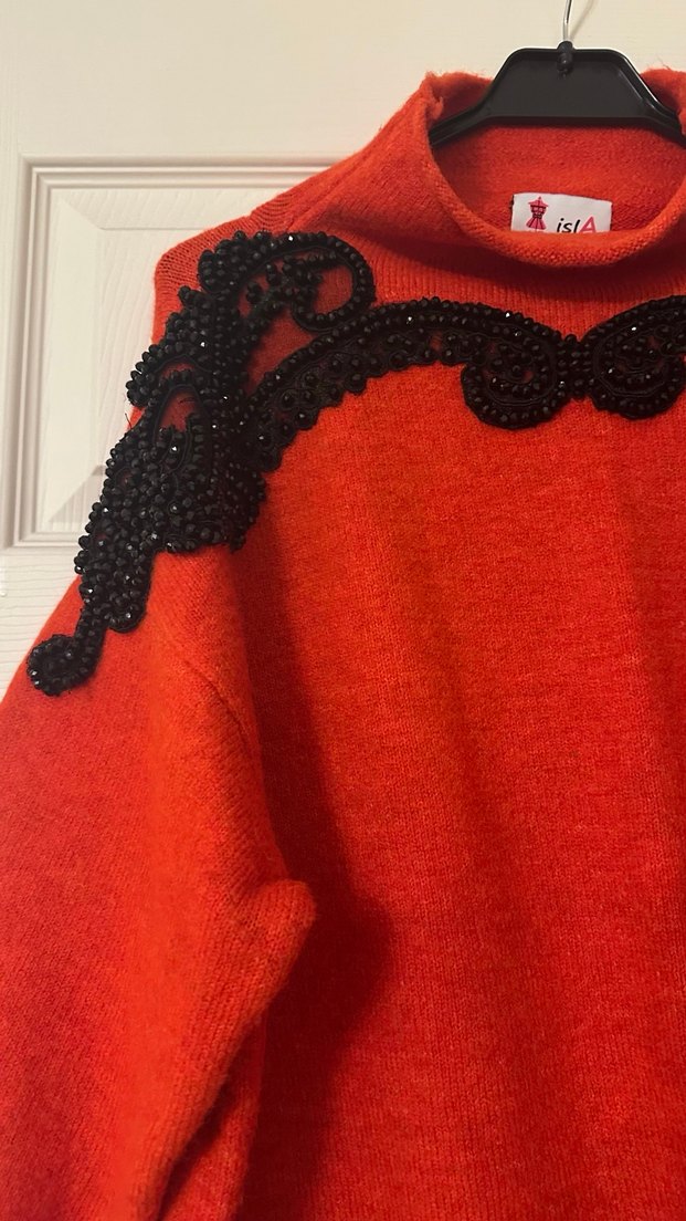 Nakışlı Siyah Detaylı Kırmızı Uzun Triko Kazak - Görsel 2