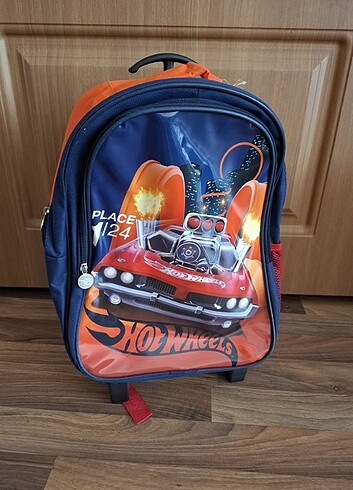 Hot wheels çekçekli okul çantası 