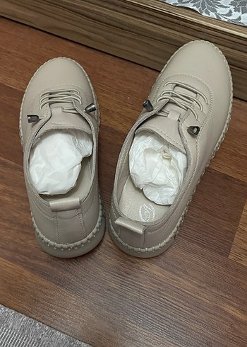 Düğmeli Bej Deri Kadın Günlük Ayakkabı - Görsel 3