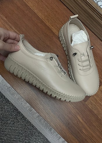 Düğmeli Bej Deri Kadın Günlük Ayakkabı - Görsel 2