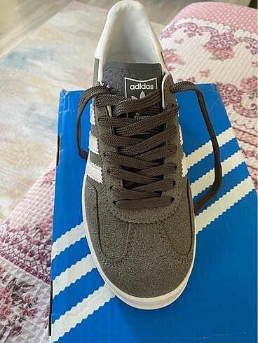 37 Beden gri Renk Adidas spor ayakkabı