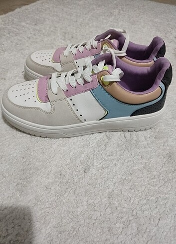 Stradivarius 38 numara spor ayakkabı