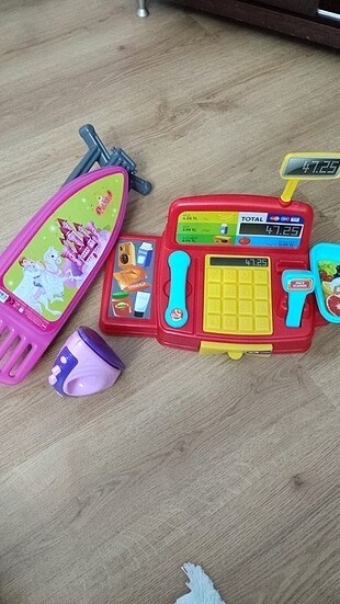 Plastik oyuncak ütü masası seti ve yazarkasa 