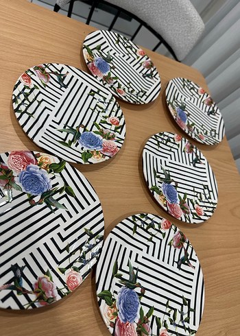 Çiçek ve çizgili dekoratif tabak seti - Görsel 4