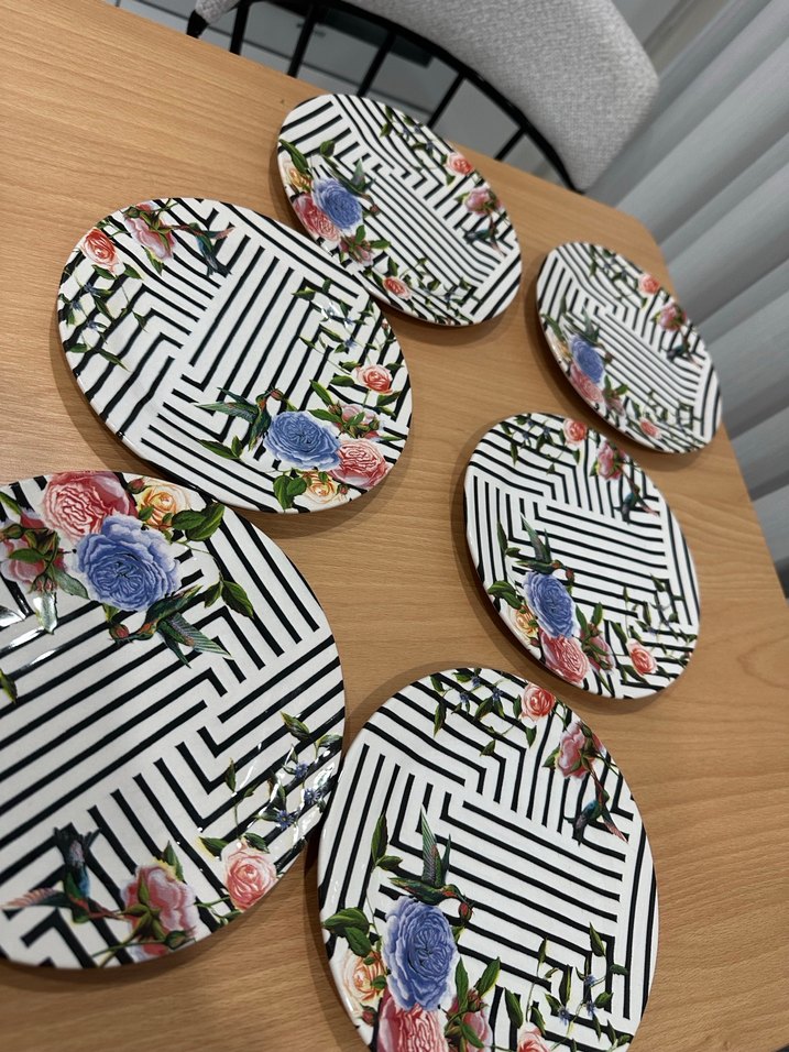Çiçek ve çizgili dekoratif tabak seti - Görsel 4