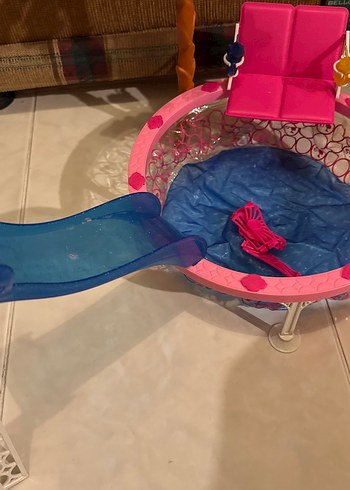 Barbie Renkli Oyuncak Kaydırak ve Havuz Seti (2012) - Görsel 5