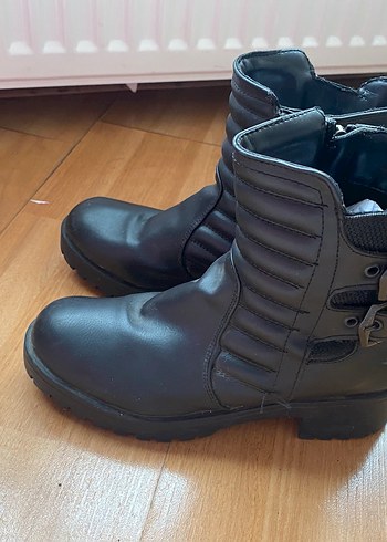 Kemer Detaylı Siyah Punk Tarzı Kadın Botu - Görsel 2