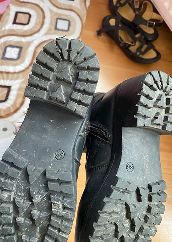 Kemer Detaylı Siyah Punk Tarzı Kadın Botu - Görsel 5