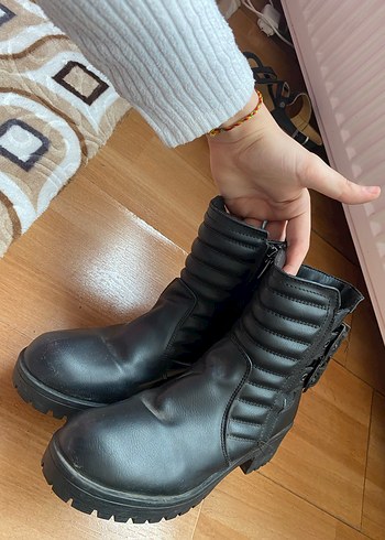 Kemer Detaylı Siyah Punk Tarzı Kadın Botu - Görsel 3