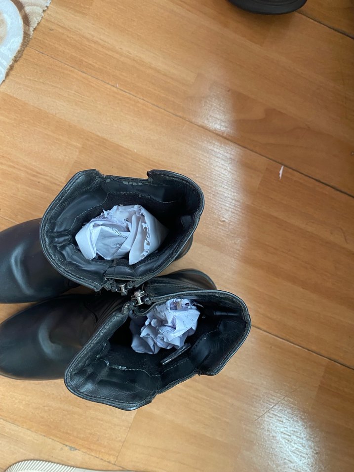 Kemer Detaylı Siyah Punk Tarzı Kadın Botu - Görsel 4