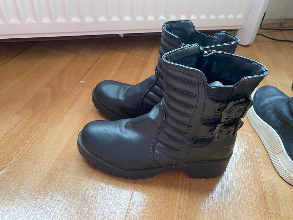 Kemer Detaylı Siyah Punk Tarzı Kadın Botu - Görsel 2