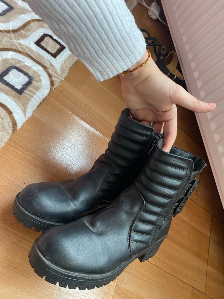 Kemer Detaylı Siyah Punk Tarzı Kadın Botu - Görsel 3