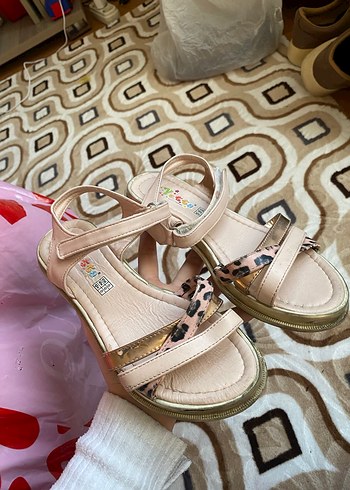 Kız Çocuk Bej Yılan Desenli Tokalı Terlik - Görsel 3